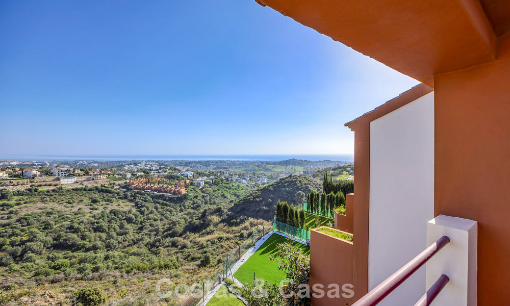 Casa semi adosada con jardín privado y vistas panorámicas en venta en Benahavis - Marbella 774187