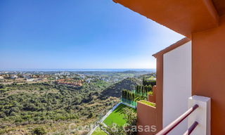 Casa semi adosada con jardín privado y vistas panorámicas en venta en Benahavis - Marbella 774187 