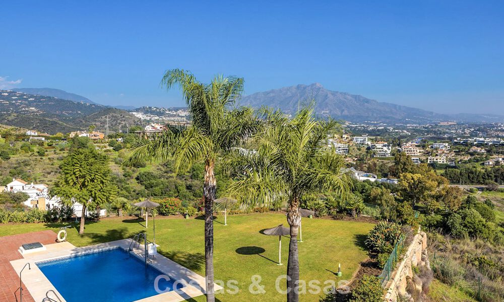 Casa semi adosada con jardín privado y vistas panorámicas en venta en Benahavis - Marbella 774188