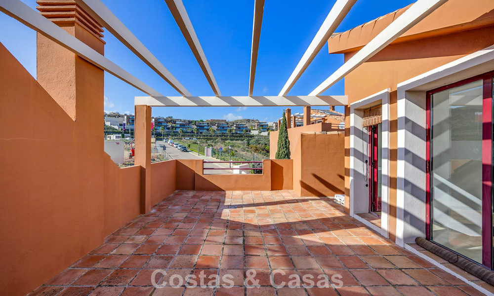 Casa semi adosada con jardín privado y vistas panorámicas en venta en Benahavis - Marbella 774189