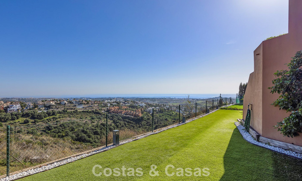 Casa semi adosada con jardín privado y vistas panorámicas en venta en Benahavis - Marbella 774194