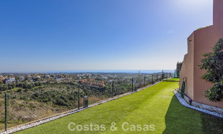 Casa semi adosada con jardín privado y vistas panorámicas en venta en Benahavis - Marbella 774194 