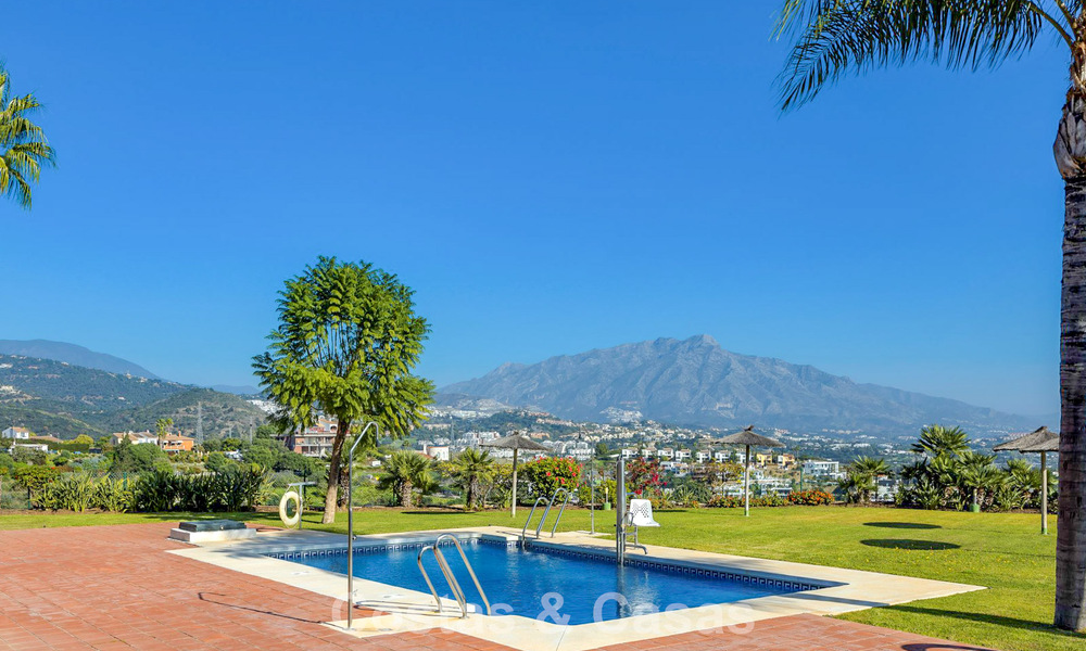 Casa semi adosada con jardín privado y vistas panorámicas en venta en Benahavis - Marbella 774195