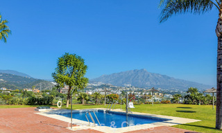 Casa semi adosada con jardín privado y vistas panorámicas en venta en Benahavis - Marbella 774195 