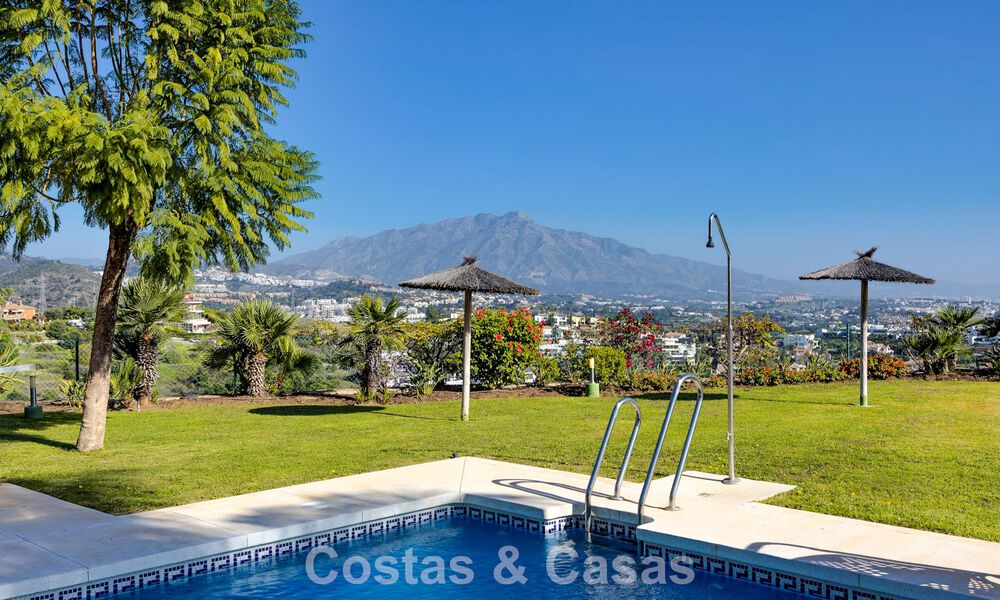 Casa semi adosada con jardín privado y vistas panorámicas en venta en Benahavis - Marbella 774196