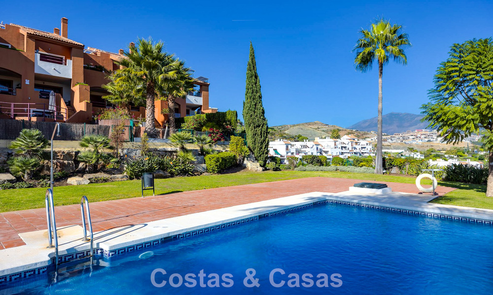 Casa semi adosada con jardín privado y vistas panorámicas en venta en Benahavis - Marbella 774197