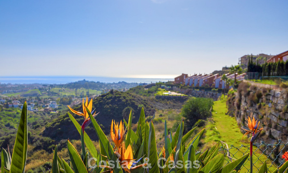 Casa semi adosada con jardín privado y vistas panorámicas en venta en Benahavis - Marbella 774199