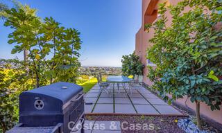 Casa semi adosada con jardín privado y vistas panorámicas en venta en Benahavis - Marbella 774202 