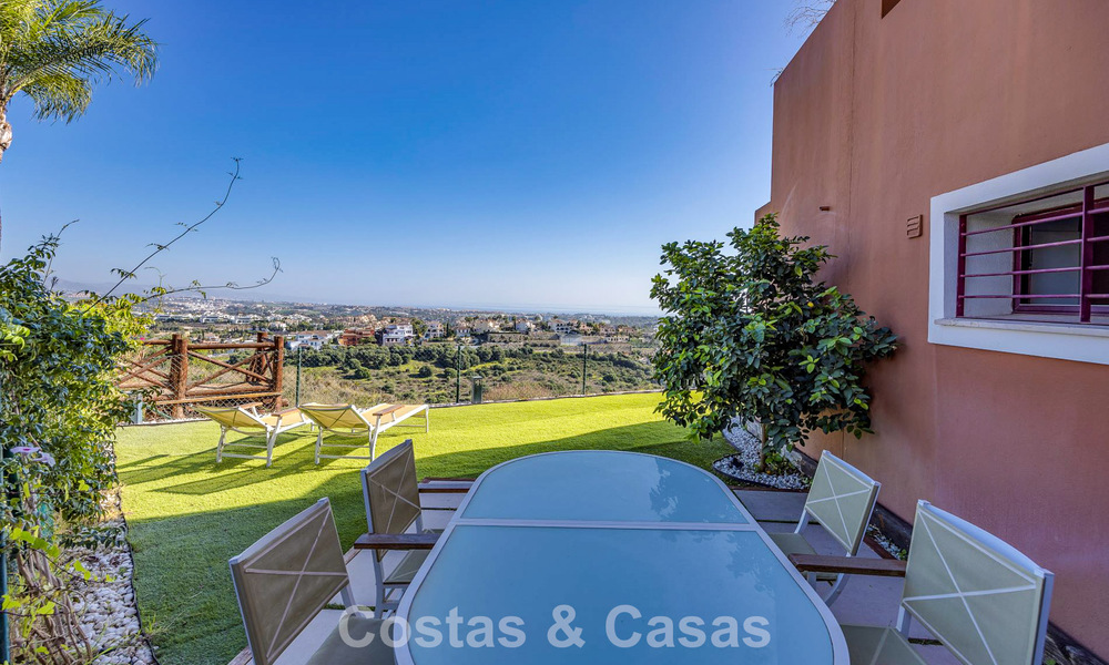 Casa semi adosada con jardín privado y vistas panorámicas en venta en Benahavis - Marbella 774203