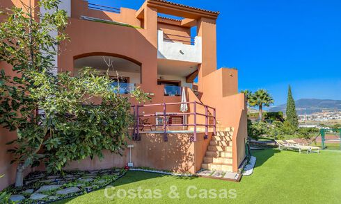 Casa semi adosada con jardín privado y vistas panorámicas en venta en Benahavis - Marbella 774205