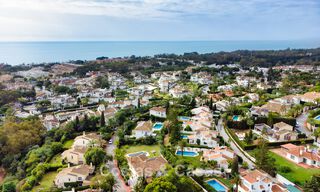 Amplia villa de una sola planta con un estilo arquitectónico tradicional andaluz en venta en Elviria, Marbella Este 774434 