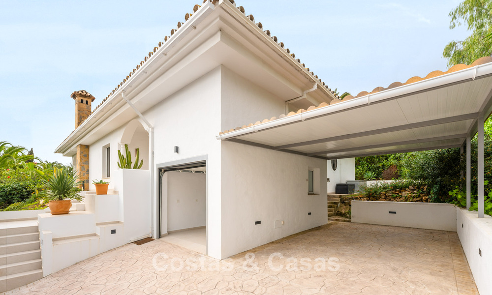 Amplia villa de una sola planta con un estilo arquitectónico tradicional andaluz en venta en Elviria, Marbella Este 774441