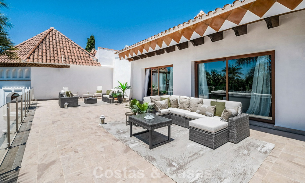 Villa única estilo loft en venta en una cotizada zona residencial en Nueva Andalucía, Marbella 774495