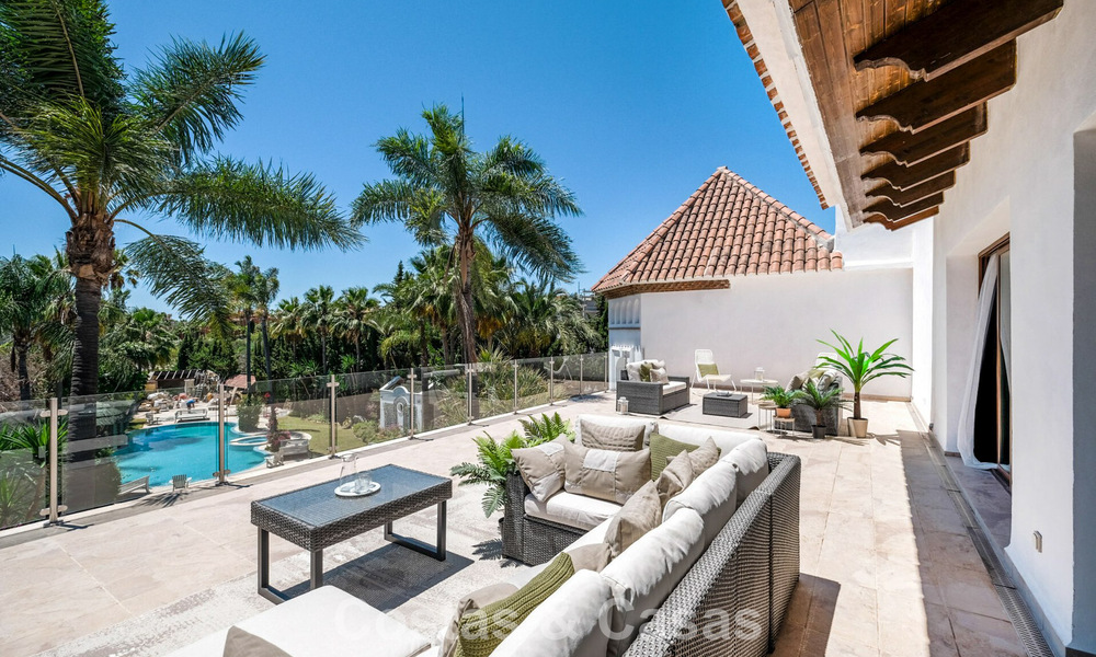 Villa única estilo loft en venta en una cotizada zona residencial en Nueva Andalucía, Marbella 774496