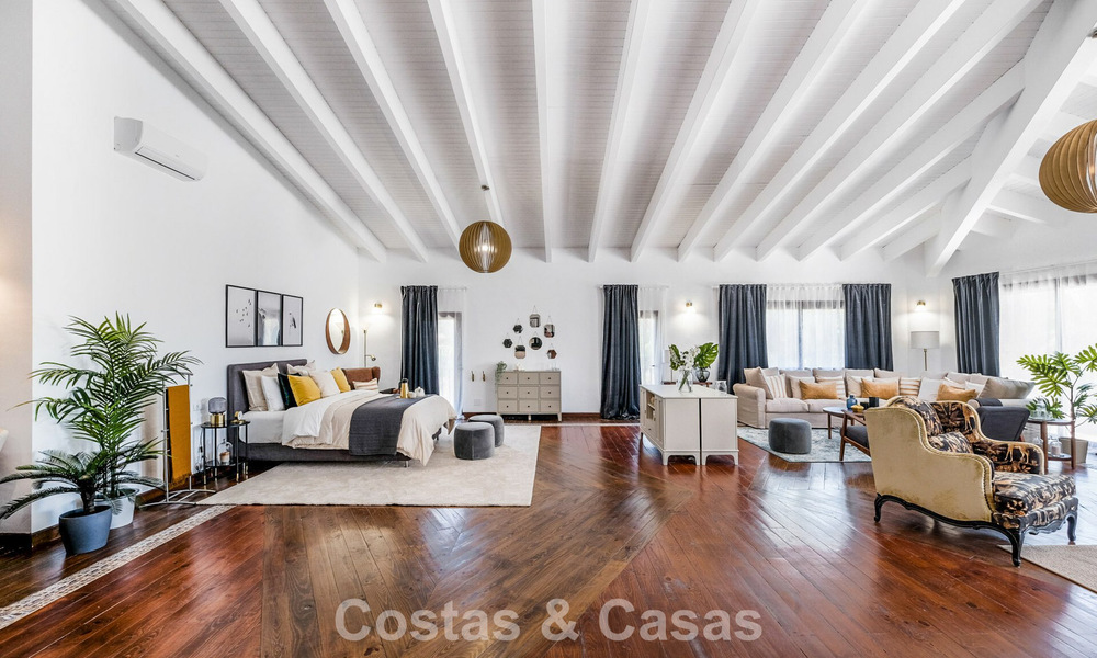 Villa única estilo loft en venta en una cotizada zona residencial en Nueva Andalucía, Marbella 774498