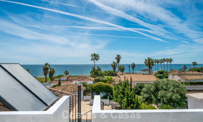 Villa mediterránea modernizada en venta a pocos metros de la playa entre Marbella y Estepona 799611