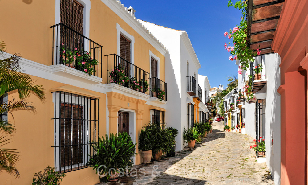 Casas en venta, pueblo andaluz, en el corazon de La Milla de Oro, entre Marbella y Puerto Banus 73305